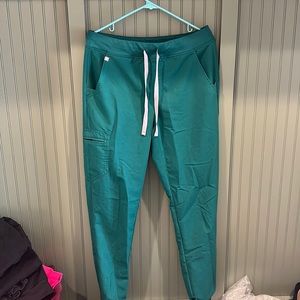Hunter green figs scrub jogger pants!